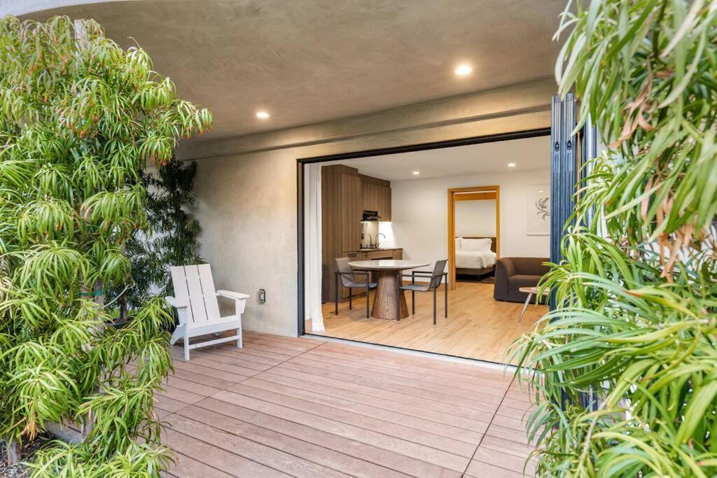 Malibu Sand Carbon Beach Suites Exterior photo