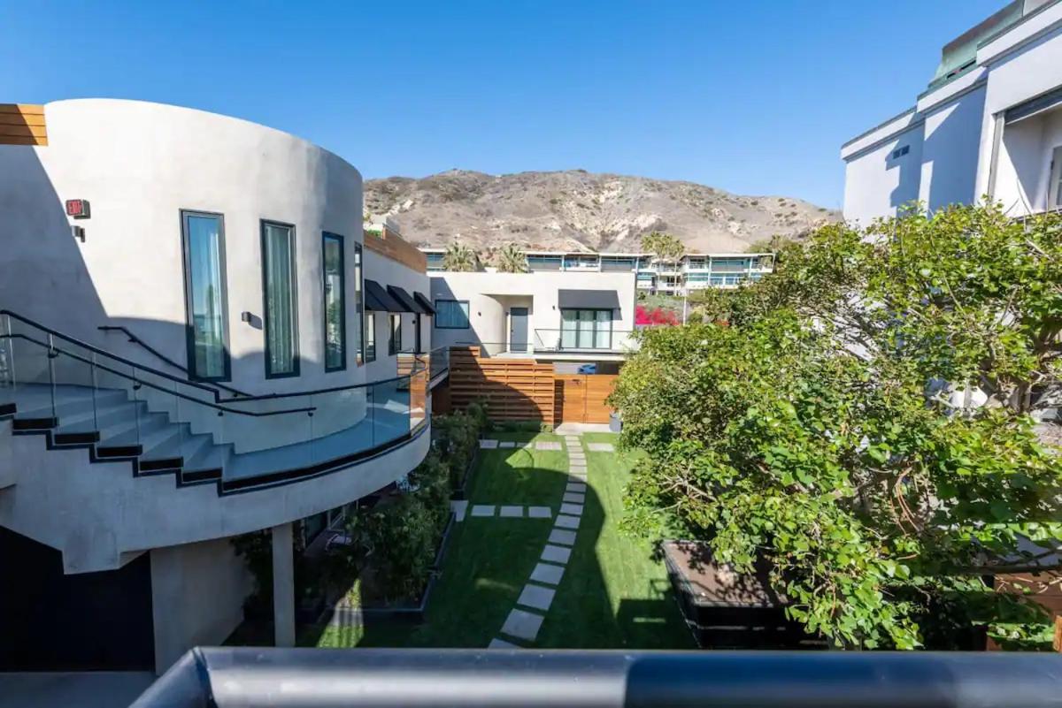 Malibu Sand Carbon Beach Suites Exterior photo
