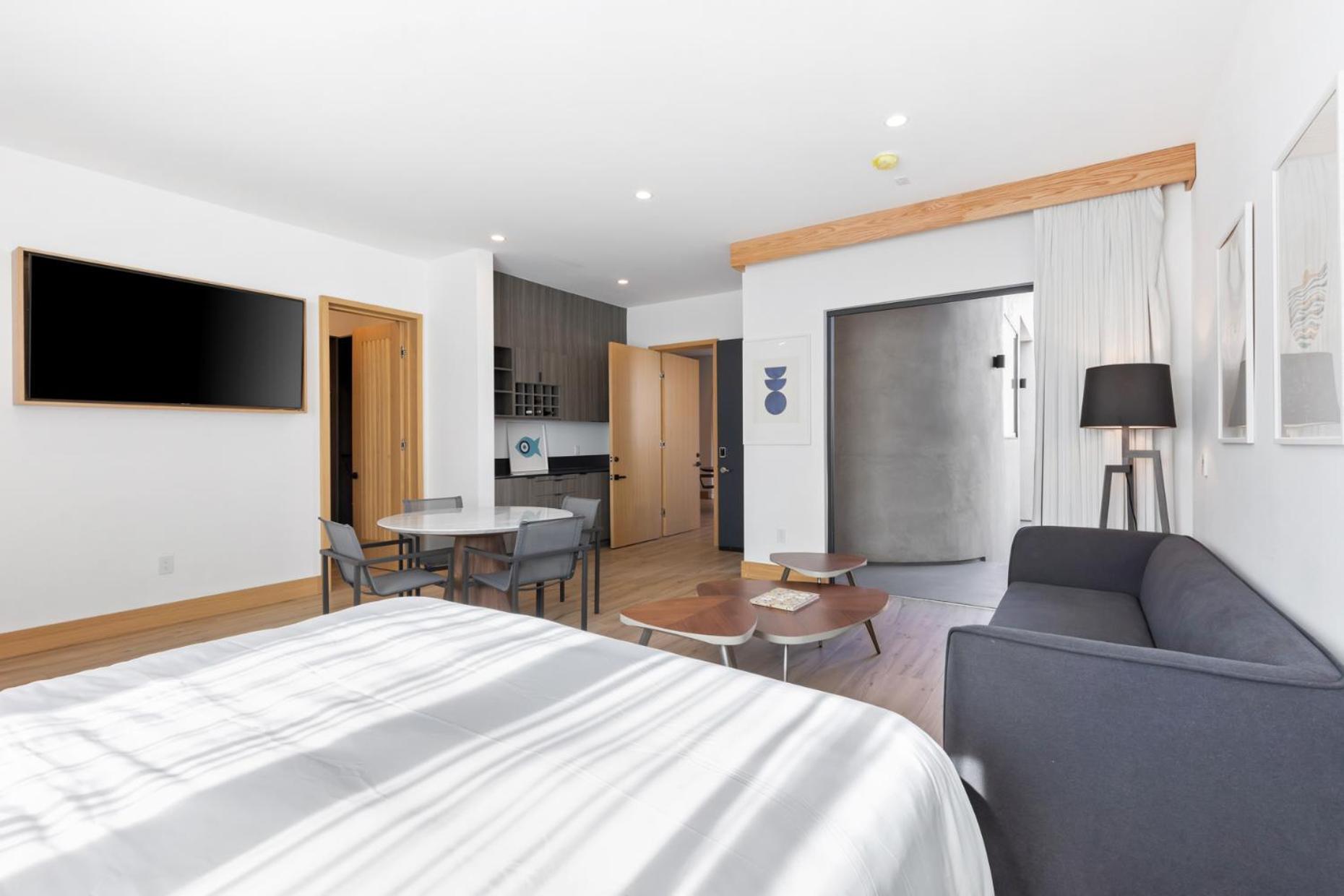 Malibu Sand Carbon Beach Suites Exterior photo