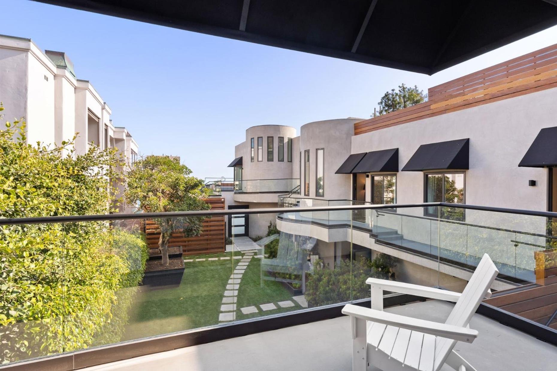 Malibu Sand Carbon Beach Suites Exterior photo