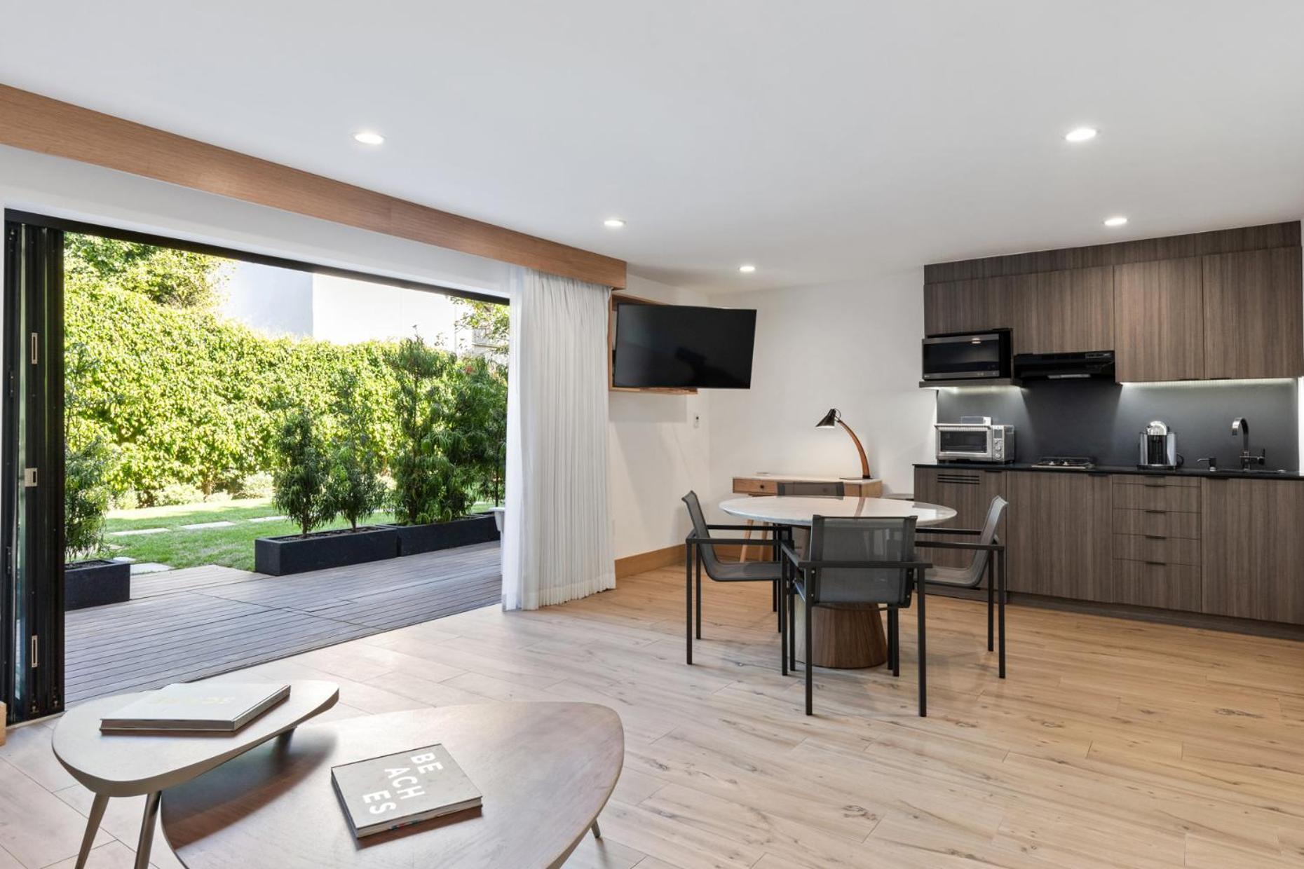 Malibu Sand Carbon Beach Suites Exterior photo