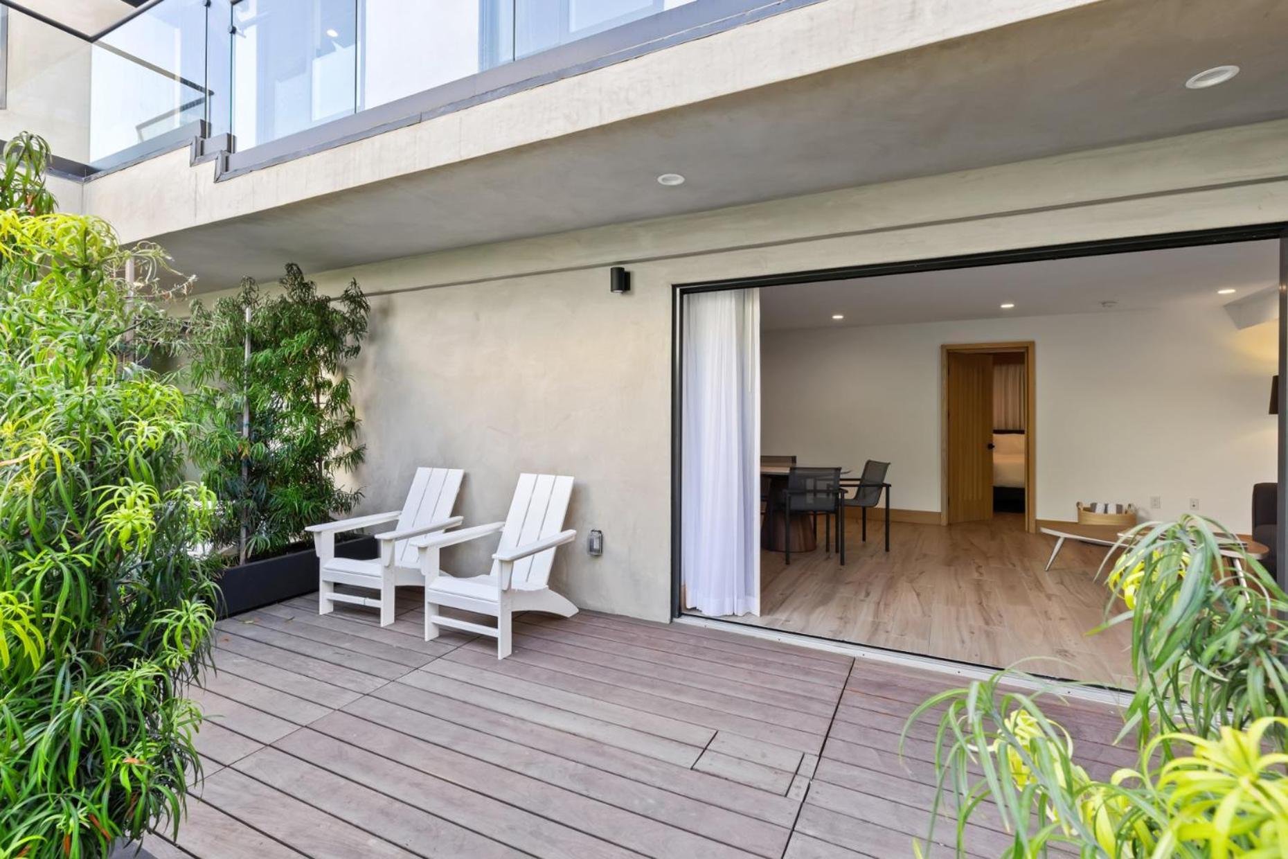 Malibu Sand Carbon Beach Suites Exterior photo