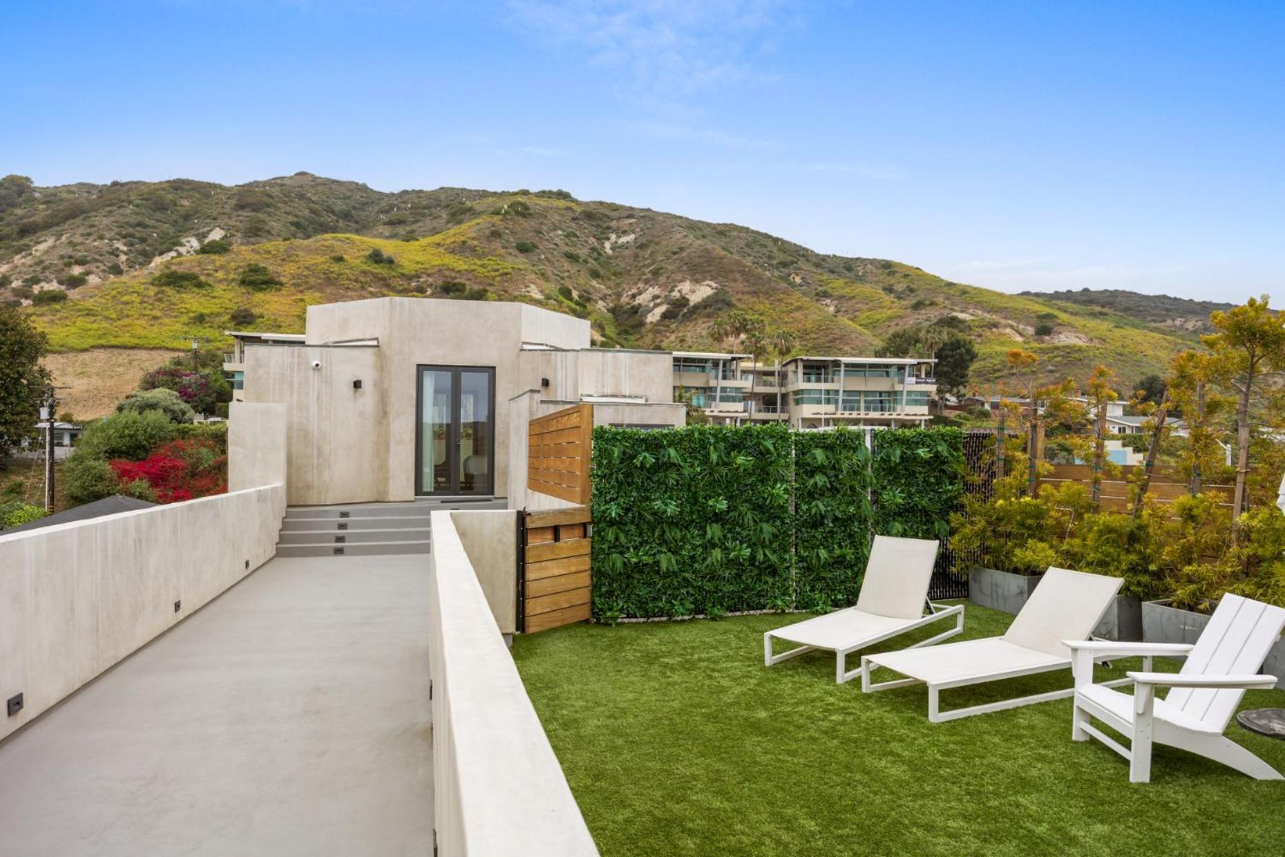Malibu Sand Carbon Beach Suites Exterior photo